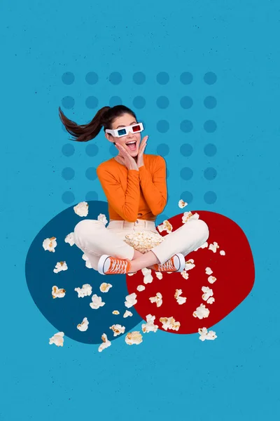 縦コラージュ写真の驚くべき正の女の子の腕時計3Dメガネ映画食べるポップコーン隔離された上の青の背景 — ストック写真