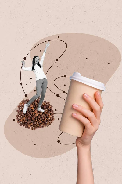 垂直コラージュイメージのファンキー励起ミニ黒白色の女の子ダンスコーヒー豆巨大アームホールドカップ孤立した創造的な背景 — ストック写真