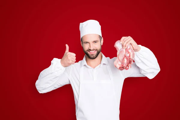 肉を手に新鮮な肉を持っている頑固と陽気な喜びの肉屋の肖像画はい 灰色の背景に隔離された 広告コンセプト — ストック写真