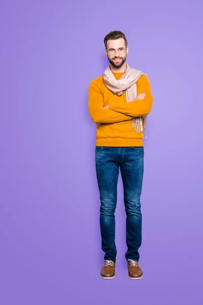 Ganzkörperporträt Eines Lebensfrohen Fröhlichen Stylisten Pullover Jeans Mit Schal Den — Stockfoto