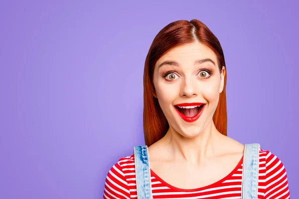 青い背景 コピー領域の上分離された素敵な愚か者らしい赤いストレートの髪幸せな少女の開いた口と肖像画 — ストック写真