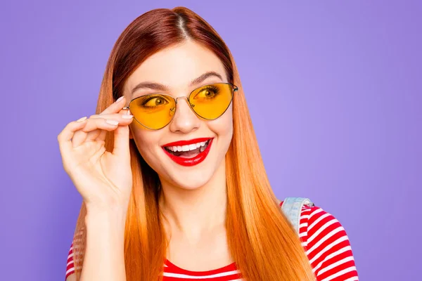 Attractive Young Girl Red Hair Looks Side Surprised Face Hold — Stock Photo, Image