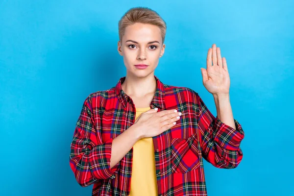 Photo Serious Pewny Patriota Blondynka Krótkie Włosy Kobieta Pokazując Ręce — Zdjęcie stockowe