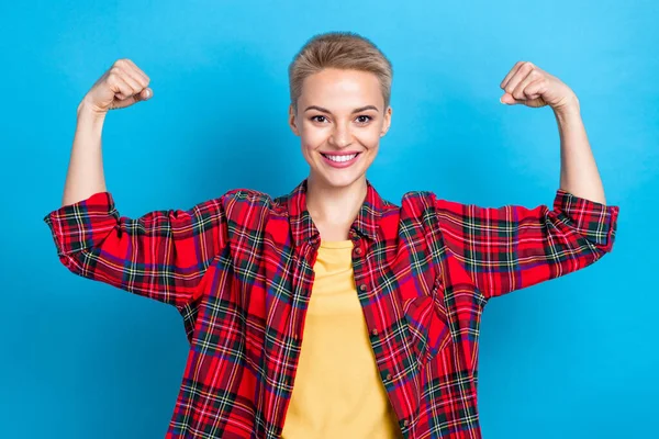 Photo Cheerful Positive Strong Woman Showing Biceps Independent Person Fists — Stock Photo, Image