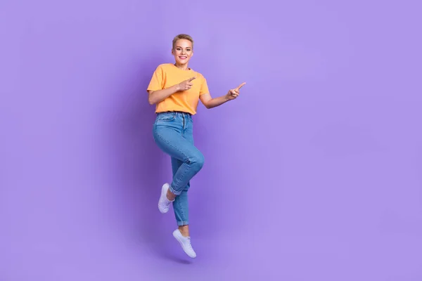 正の素敵な女の子の完全な長さの写真ドレスホワイトスニーカージーンズパンツ演出空のスペース孤立した上に紫色の背景 — ストック写真