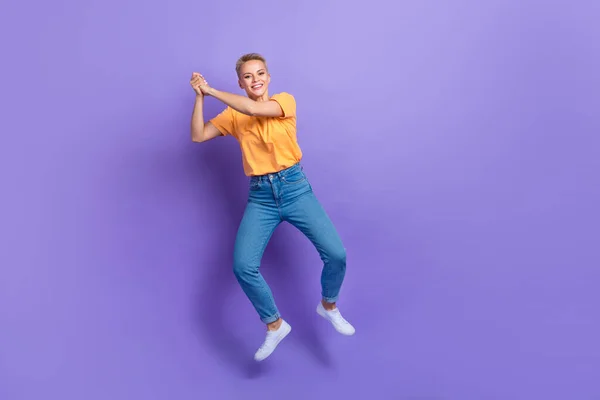 Foto Larga Amigable Chica Juguetona Vestida Jeans Zapatillas Blancas Sostienen —  Fotos de Stock