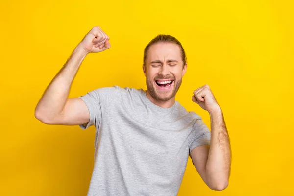 Foto Homem Sortudo Funky Usar Cinza Shirt Gritando Levantando Punhos — Fotografia de Stock