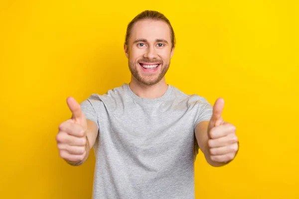 Bild Charmig Positiv Man Bära Grå Shirt Stiger Två Tummar — Stockfoto