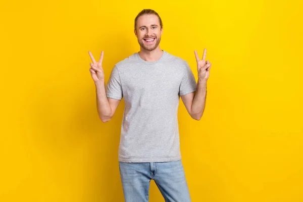 Gri Tişörtlü Gülümseyen Iki Işaretli Sarı Arka Plan Gösteren Pozitif — Stok fotoğraf