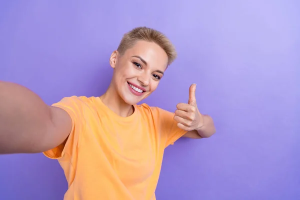 年轻而积极的博客女孩的照片 白牙广告新产品大拇指 就像紫色背景下孤立的广告 — 图库照片