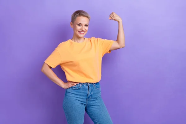 긍정적 초인적 근육을 여성을 주먹으로 보내는 보라색 배경에 고립된 페미니즘의 — 스톡 사진
