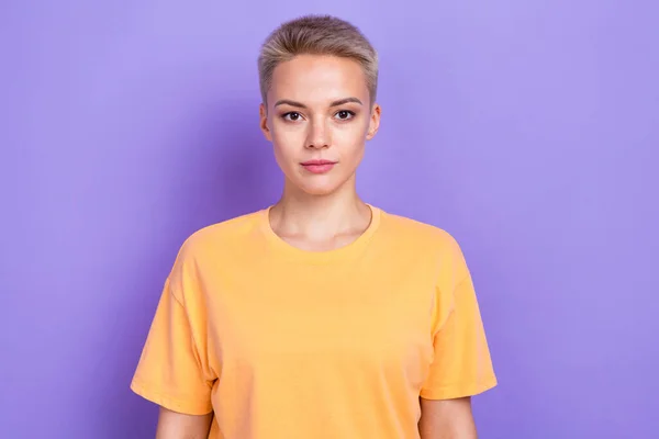 Fotoportrett Seriøs Arbeidsgiver Kort Blond Frisyre Med Oransje Skjorte Profesjonell – stockfoto