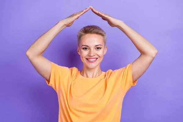 Portrét Optimistické Přátelské Ženy Blond Účes Nosit Oranžové Tričko Držet — Stock fotografie