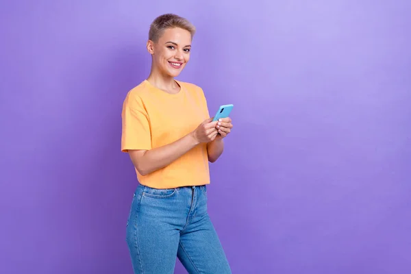 Foto Van Aantrekkelijke Positieve Dame Dragen Oranje Shirt Hold Smartphone — Stockfoto