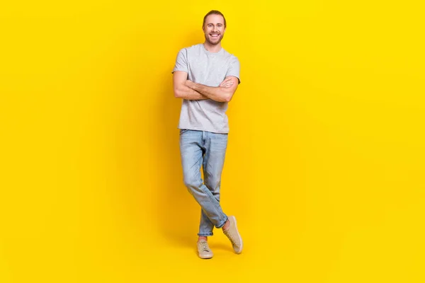 친절하고 남자가 티셔츠를 청바지를 노란색 배경에 고립된 — 스톡 사진