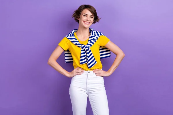 照片上 快乐而惊艳的女性博主正在促销紫色背景的新夏秋系列服装 — 图库照片