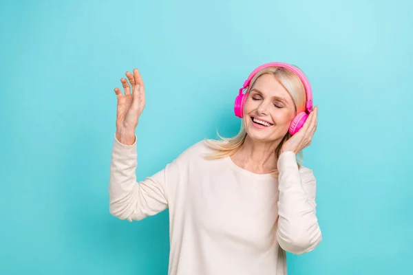 Foto Mujer Jubilada Relajada Peinado Rubio Escuchar Nuevos Auriculares Sony —  Fotos de Stock