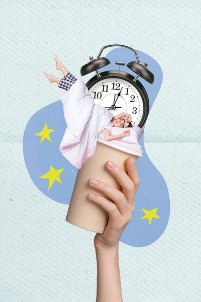クリエイティブコラージュ広告カフェテリア女性が着用パジャマ睡眠快適枕覚醒コーヒーカップモーニングアラート青の背景に隔離された — ストック写真