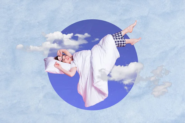 Creative Retro Lehden Kollaasi Kuva Onnellinen Hymyilevä Nainen Rentouttava Nukkuminen — kuvapankkivalokuva
