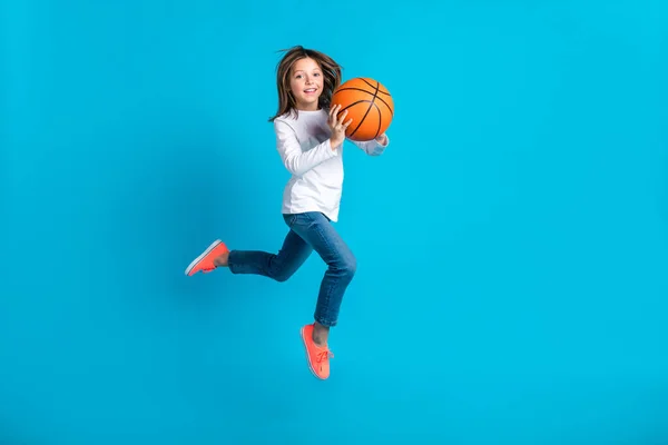 乐观活跃的女孩穿着白色长袖长裤 背带蓝色背景的篮球跑步的全身照片 — 图库照片