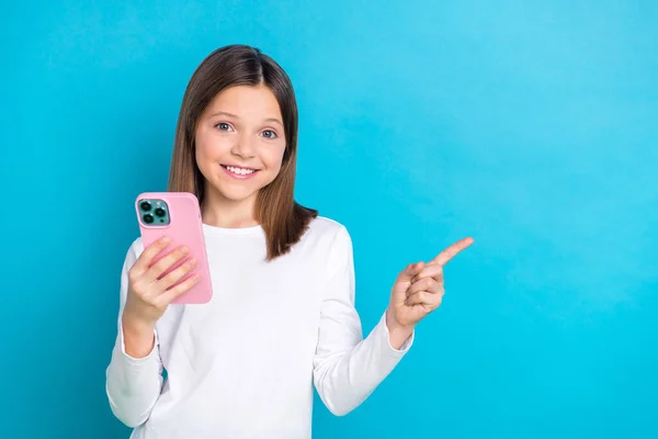 Pozitif Liseli Kız Saçı Beyaz Gömlek Akıllı Telefon Mavi Arka — Stok fotoğraf