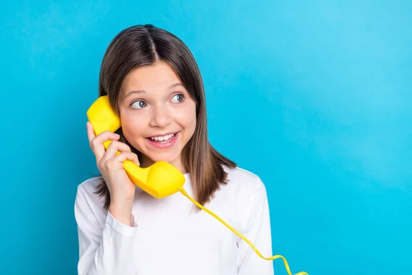 Hayalperest Komik Küçük Kızın Fotoğrafı Beyaz Gömlekli Konuşan Antika Telefon — Stok fotoğraf