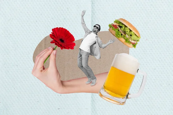创意拼贴广告开新的酒吧喝新鲜啤酒杯吃美味汉堡包礼物红花兴奋的家伙孤身一人蓝色背景 — 图库照片