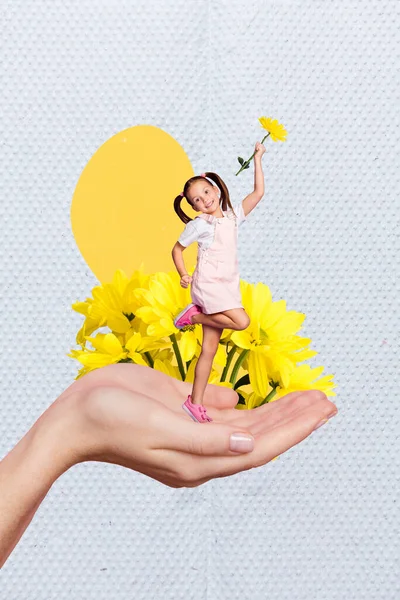 小可爱的时髦女学生的大学摄影作品在蓝色背景下 在春天里绽放新鲜的黄色雏菊 — 图库照片