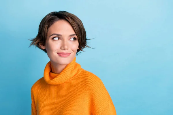 Foto Soddisfatto Adorabile Signora Sguardo Interessato Annuncio Spazio Vuoto Isolato — Foto Stock