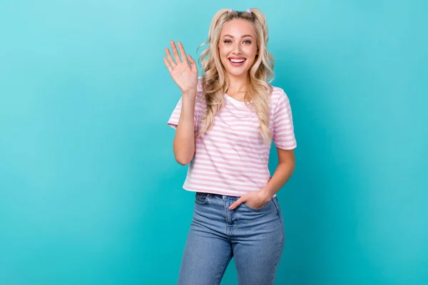 笑顔の若い女性の波の写真ヤシの木こんにちは誰もが手のポケットジーンズは アクアマリン色の背景に隔離されたピンクのTシャツを着用置く — ストック写真