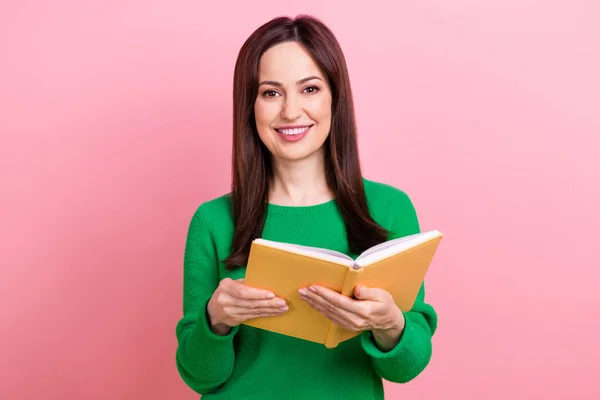 聪明快乐的女士微笑的照片手牵着翻开的书 用粉色背景隔开 — 图库照片