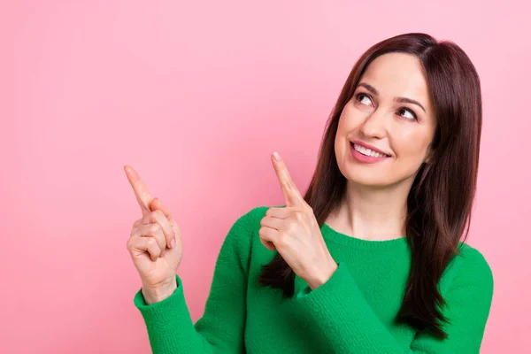Фото Позитивной Мечтательной Женщины Носить Зеленый Свитер Показывающий Два Пальца — стоковое фото