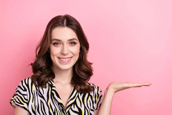 若いプロモーター豪華なマーケティング担当者の肖像ウェブデザイナーの女の子は腕を保持します彼女の新しい結果製品を実証ピンク色の背景に隔離 — ストック写真