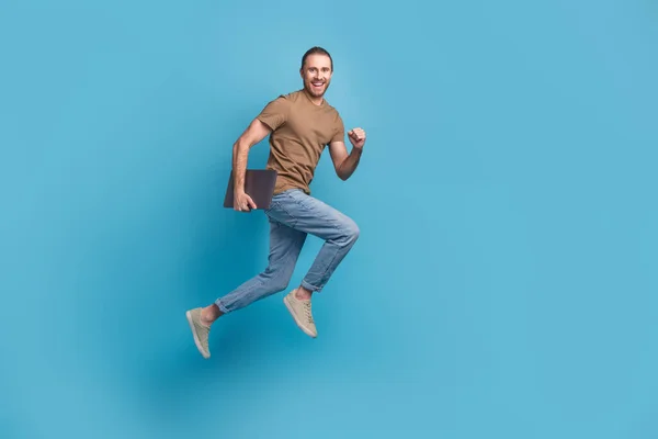 Foto Longitud Completa Divertido Hombre Positivo Usar Camiseta Beige Saltar — Foto de Stock