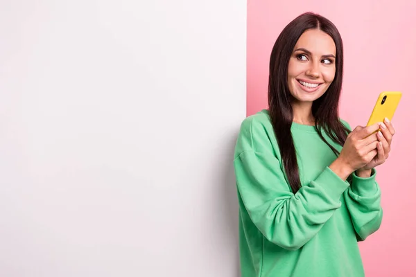 Foto Van Aantrekkelijke Meisje Brunette Haar Dragen Groen Shirt Houden — Stockfoto