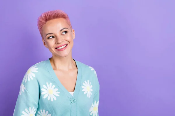粉红头发女士笑着积极穿蓝色流行印花羊毛衫的照片肖像看上去空旷空旷的空间隔离在紫色的背景下 — 图库照片
