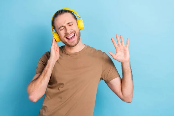 Foto Divertido Hombre Funky Usar Auriculares Camiseta Beige Escuchando Canciones — Foto de Stock