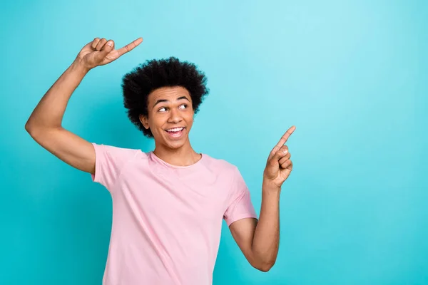 Fotografie Optimista Promotér Mladý Chlap Ukazují Prsty Mockup Užitečné Tipy — Stock fotografie