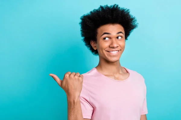 Foto Promotor Optimista Joven Hombre Usar Camiseta Rosa Indican Dedo —  Fotos de Stock