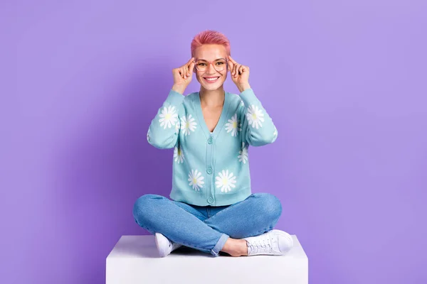 フルサイズピンク染めヘアスタイルの女性の写真の幹部は トレンディーな新しいレイ禁止ビジョン眼鏡を着用紫色の色の背景に隔離されたプラットフォームに座る — ストック写真