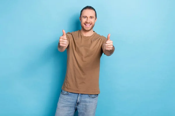 Φωτογραφία Του Νεαρού Χαρούμενα Θετική Χαρούμενος Διαφημιστής Φορούν Καφέ Shirt — Φωτογραφία Αρχείου