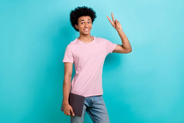Photo Sympathique Optimiste Jeune Garçon Junior Rose Shirt Montrant Signe — Photo