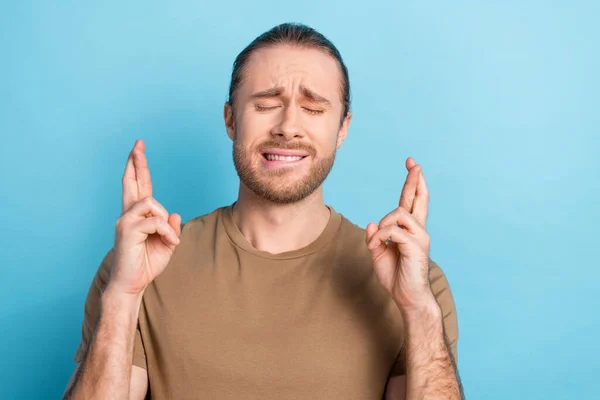 Şüpheli Bir Adamın Fotoğrafı Bej Tişört Isıran Dudak Parmağı Izole — Stok fotoğraf