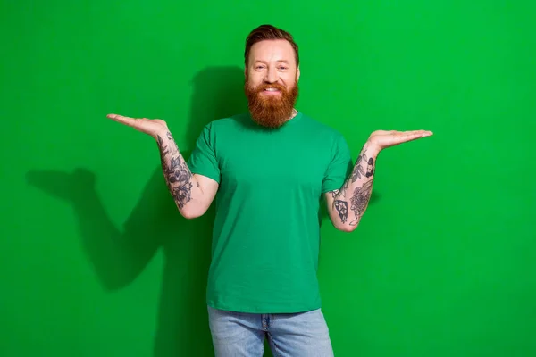 Foto Pria Funky Yang Menawan Memakai Shirt Tersenyum Membandingkan Ruang — Stok Foto