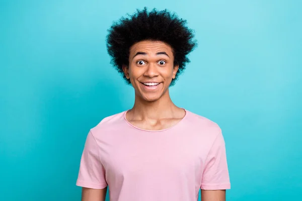 Portret Zaskoczony Zabawny Grymas Człowiek Uśmiechnięty Nosić Różowy Shirt Ciekawy — Zdjęcie stockowe