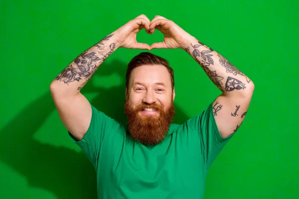 Porträt Eines Positiv Optimistischen Mannes Mit Rotem Bart Trägt Trendige — Stockfoto