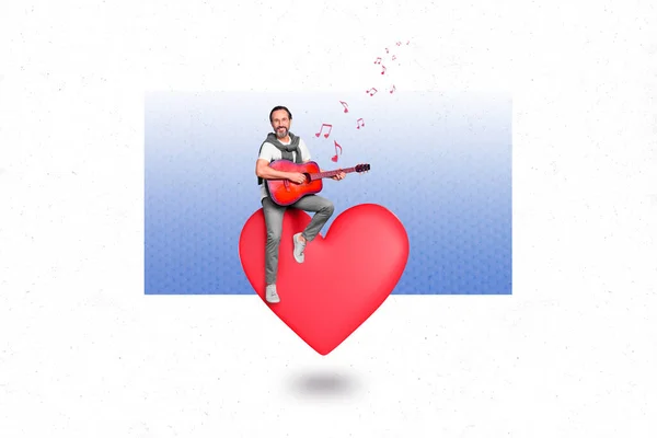 Komik Yaşlı Bir Adam Kırmızı Bir Kalple Oturmuş Gitar Çalıyor — Stok fotoğraf