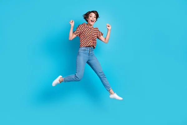 Retrato Tamaño Completo Chica Bonita Encantada Saltando Levantar Los Puños — Foto de Stock
