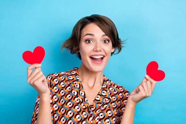 Heyecanlı Komik Bir Kadının Fotoğrafı Üzerinde Iki Küçük Kırmızı Kalp — Stok fotoğraf