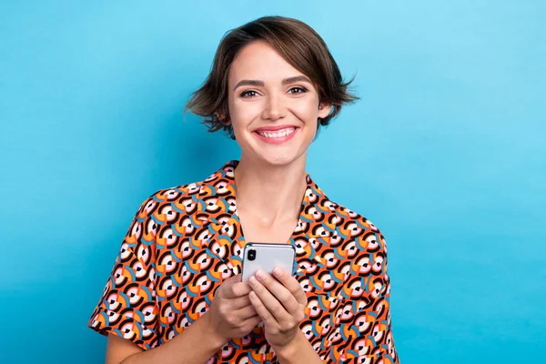 Portret Van Positieve Schattige Dame Stralende Glimlach Hold Gebruik Smart — Stockfoto